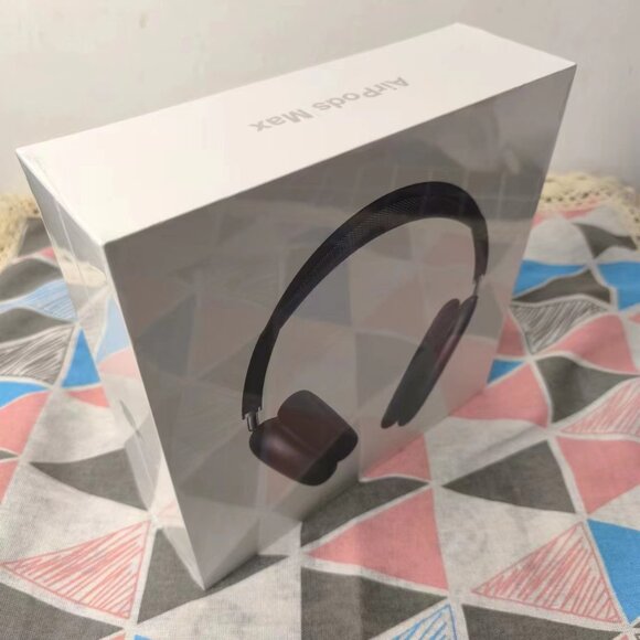 Apple AirPod Pro Max - Black with charger (original box) - Picture 2 of 4